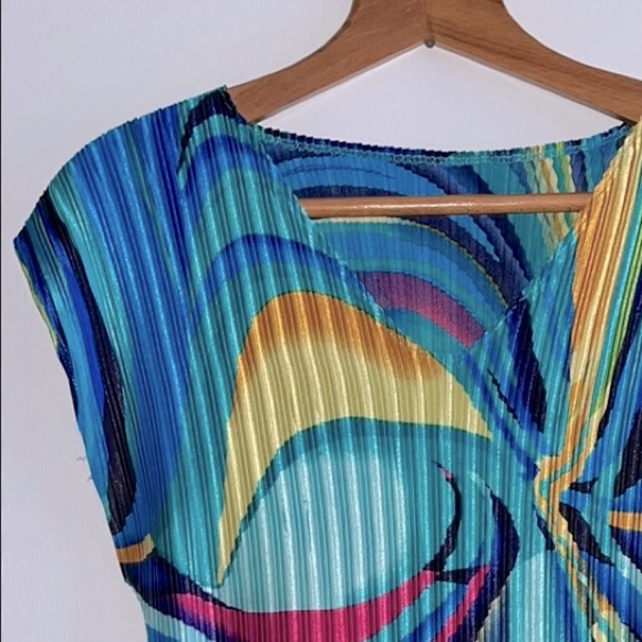 One size turquoise top. - Picture 2 of 3